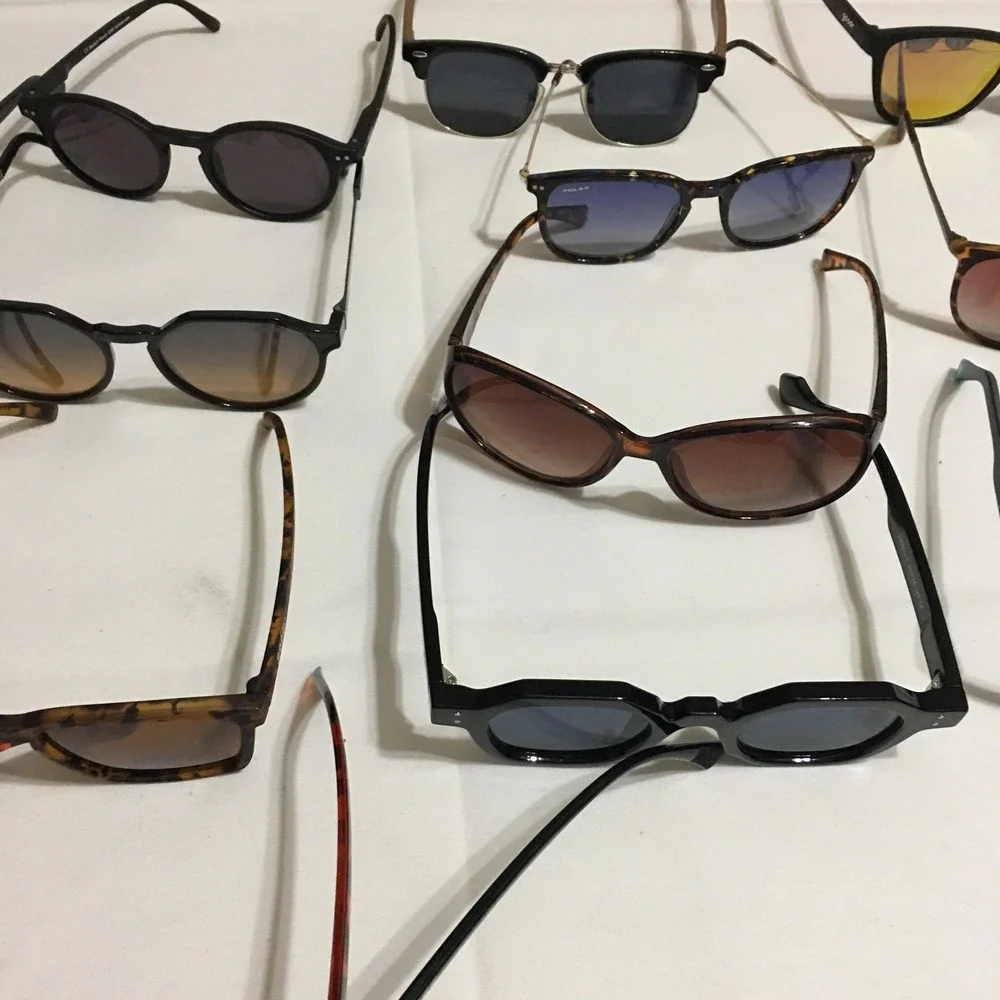 Lot of 25 Mixed Sunglasses Unisex One Size Multicolored Various Styles
